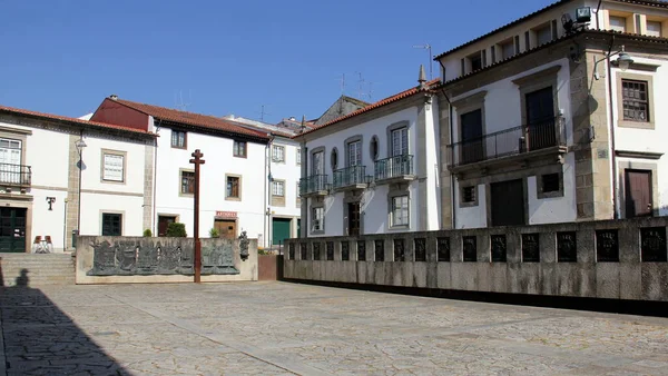 2021年7月18日ポルトガル ブラガの旧市街にある大聖堂広場 ロシオ セーにあるブラガの歴史的行事や人物に捧げられた青銅製のパネルの記念碑 — ストック写真