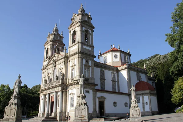 山の良いイエスの神社 Santuario Bom Jesus Monte 丘の上のカトリック巡礼地ブラガの外数マイル ポルトガル 7月18 2021 — ストック写真