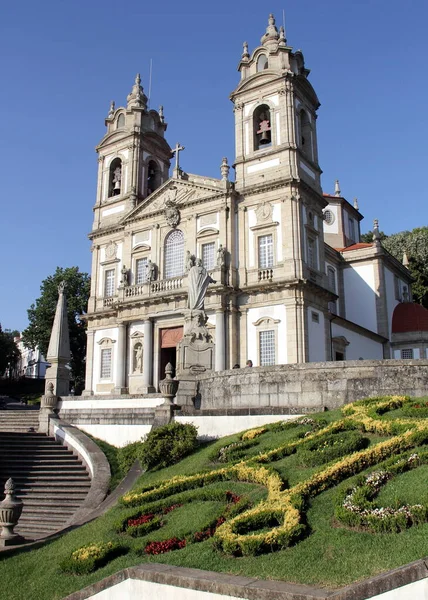 Portekiz 'in Braga şehrinin birkaç kilometre dışındaki tepedeki Katolik hac yeri olan Santuario Bom Jesus do Monte, 18 Temmuz 2021