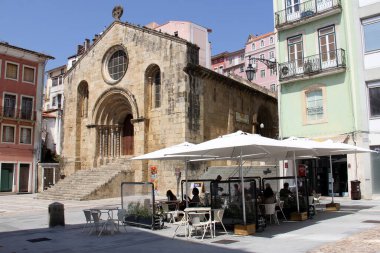 Sao Tiago Kilisesi, Sao Bartolomeu bölgesindeki Praca do Comercio 'da, Romanesk mimari anıt, 10. yüzyılda yapılmış, Coimbra, Portekiz - 21 Temmuz 2021