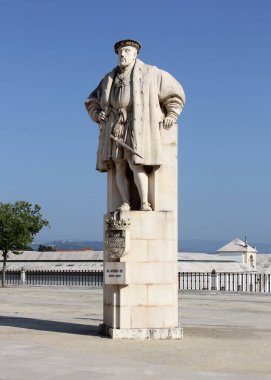 Portekizli Joao III 'ün heykeli, Francisco Franco tarafından 1950 yılında dikildi, Paco das Escolas' da, Portekiz Coimbra Üniversitesi 'nin tarihi avlusunda - 21 Temmuz 2021