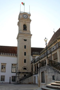 Patio das Escolas 'taki Iconic Üniversitesi Kulesi, Coimbra Üniversitesi tarihi avlusu, Coimbra, Portekiz - 21 Temmuz 2021