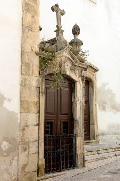 Malá Kaple Kamennými Dřevěnými Dveřmi Zabudovanými Vnějšího Rohu Kostela Sao — Stock fotografie