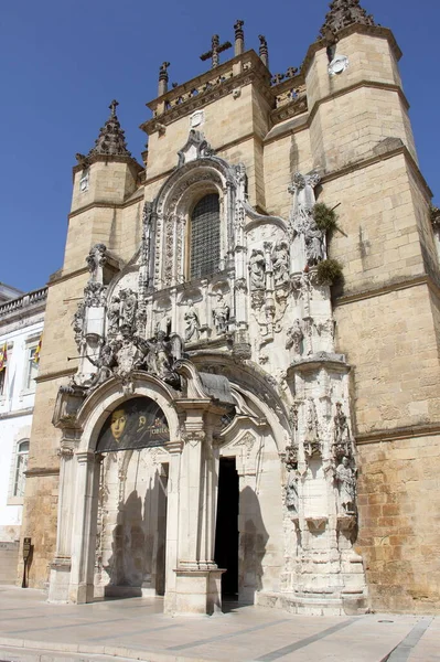 サンタクルス修道院のManuelineファサード アフォンソHenriquesの最後の休憩所 最初のポルトガルの君主 コインブラ ポルトガル 7月21 2021 — ストック写真