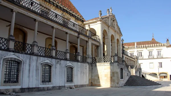 ラティーナ通り パティオ エスコラスの象徴的なバロック様式の建物 コインブラ大学の歴史的な中庭 古い王宮 コインブラ ポルトガル 7月21 2021 — ストック写真