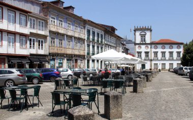 Eski kasaba Largo da Misericordia, Guimaraes, Portekiz - 19 Temmuz 2021