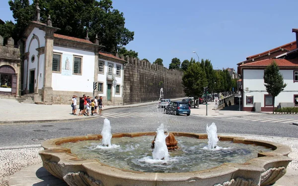 古城的街景 巴西共和国广场的喷泉 中世纪城墙的背景 葡萄牙吉马拉伊 2021年7月19日 — 图库照片