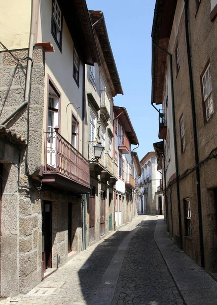 古城的街道场景 Santa Maria 葡萄牙吉马拉伊狭窄鹅卵石街的旧住宅 2021年7月19日 — 图库照片