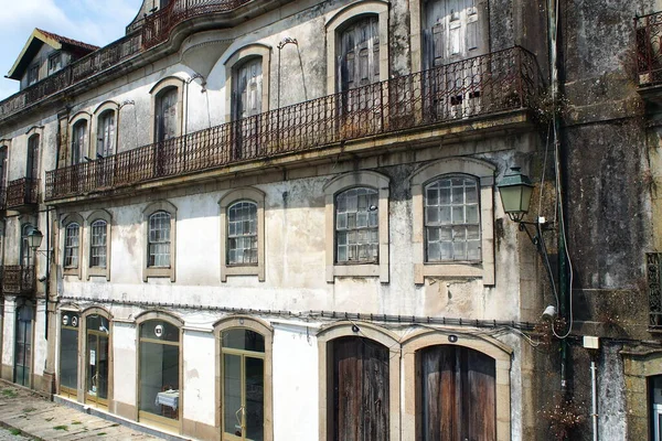 住宅の金型で覆われたファサード ラルゴアントニオデMagalhaes ポンテ ポルトガル 2021年7月20日 — ストック写真