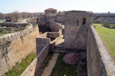 Eski Akkerman Kalesi, ana girişteki hendek ve kaleler, Bilhorod-Dnistrovskyi, Odessa Bölgesi, Ukrayna - 29 Mart 2019