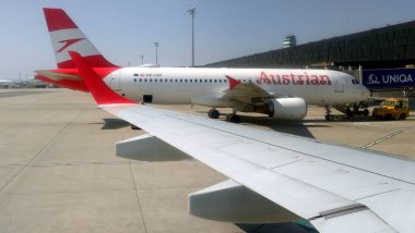 Avusturya Havayolları 'nın Airbus A320-214, yolcu terminalinde, Viyana Uluslararası Havaalanı, Schwechat, Avusturya - 31 Mart 2019