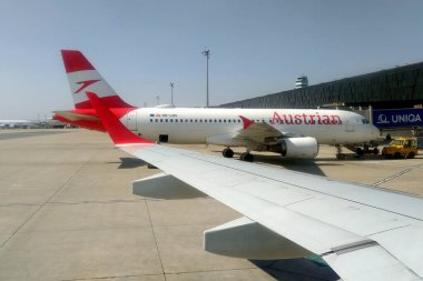 Avusturya Havayolları 'nın Airbus A320-214, yolcu terminalinde, Viyana Uluslararası Havaalanı, Schwechat, Avusturya - 31 Mart 2019