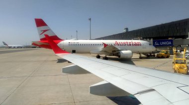 Avusturya Havayolları 'nın Airbus A320-214, yolcu terminalinde, Viyana Uluslararası Havaalanı, Schwechat, Avusturya - 31 Mart 2019