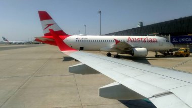 Avusturya Havayolları 'nın Airbus A320-214, yolcu terminalinde, Viyana Uluslararası Havaalanı, Schwechat, Avusturya - 31 Mart 2019