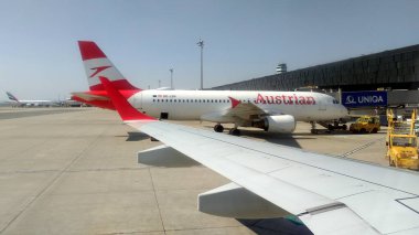 Avusturya Havayolları 'nın Airbus A320-214, yolcu terminalinde, Viyana Uluslararası Havaalanı, Schwechat, Avusturya - 31 Mart 2019