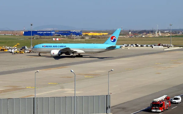 2019年3月31日 奥地利施韦卡特 维也纳国际机场货运站跑道上的韩国航空公司波音777 — 图库照片