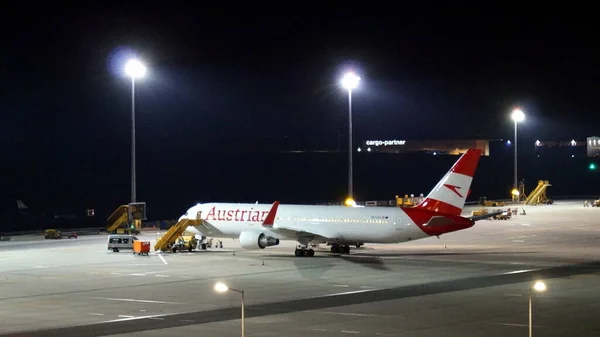 Boeing 767 3Z9 Dell Austrian Airlines Seduto Asfalto All Aeroporto — Foto Stock