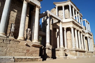 Antik Roma Tiyatrosu, MÖ 15-16 yılları arasında inşa edilmiş, ön sahnenin sütunları, Merida, İspanya - 10 Ocak 2019