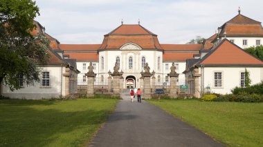 Schloss Fasanerie, asıl adı Schloss Adolphseck, 1700 'lerden kalma saray kompleksi Fulda, Eichenzell, Almanya - 10 Mayıs 2022