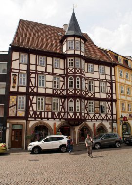 Unterm Heilig Kreuz 7, Fulda, Almanya - 10 Mayıs 2022 Anma plaklarıyla süslenmiş geleneksel ahşap çerçeveli ev