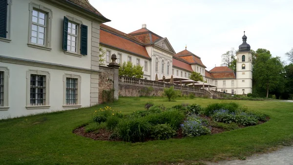 シュロス ファザナリー Schloss Adolphseck もともと1700年代から宮殿複合施設と呼ばれ 2022年5月10日までドイツのエイヘンゼル Eichenzell の公園側の翼の近くにあった — ストック写真