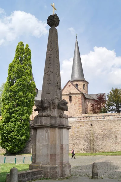 Fulda Katedrali Nin Kenarlarındaki Iki Kumtaşı Dikilitaşından Biri Üstte Haç — Stok fotoğraf