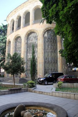 Gürcistan 'ın Rustaveli Bulvarı' ndaki Gürcistan Ulusal Bilimler Akademisi 'nin avlusunda bulunan Sovyet döneminden kalma Mtatsminda Kablo Araba Hattı' nın alt istasyonu, 25 Temmuz 2022