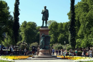 Walter Runeberg tarafından yapılan Johan Ludvig Runeberg heykeli 1885 yılında Esplanadi Park, Helsinki, Finlandiya - 1 Haziran 2018 'de açıldı.