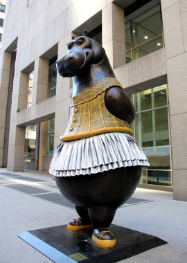 'Hippo Ballerina, Pirouette', bronz heykel, Bjorn Skaarup, Pershing Square Plaza West, New York, New York, ABD - 5 Haziran 2022