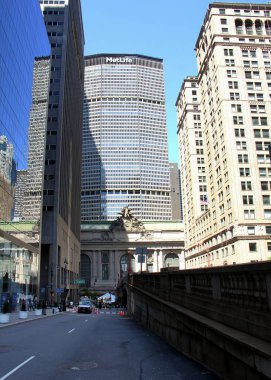 Grand Central Terminali etrafındaki yüksek binaların cepheleri, Pershing Square Plaza 'dan New York, New York, ABD - 5 Haziran 2022