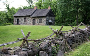 Christopher Evi, ca. 1720, ve tarihi Richmond Town 'da eski taş çitler, ilk yerleşimcilerden 20. yüzyılın başlarına kadar olan Staten Island, New York, ABD - 10 Haziran 2022