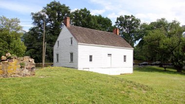 Boehm House, ca. 1750, çayır manzaralı, tarihi Richmond Town 'da, erken yerleşimcilerden 20. yüzyılın başlarına kadar eski ev ve evlerin koleksiyonu, Staten Island, New York, ABD - 10 Haziran 2022