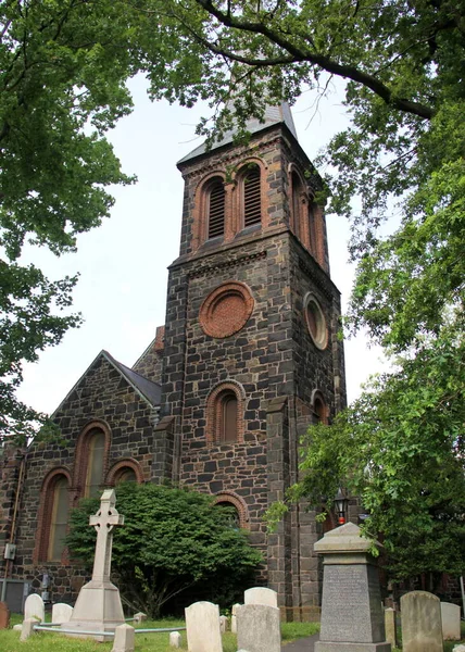 歴史的なエピスコパル教会であるセント アンドリュー教会は1708年に設立され 1872年6月10日から2022年6月10日までアメリカ合衆国ニューヨーク州スタテン島歴史的リッチモンドタウンの北側にゴシック様式で再建された — ストック写真