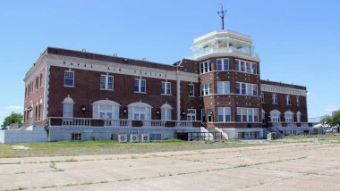Floyd Bennett Field, eski ana terminal ve kontrol kulesinin Art Deco binası, havaalanı cephesi, New York, New York, New York, ABD - 29 Haziran 2022