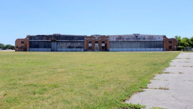 Floyd Bennett Field, çimlerle kaplı, Art Deco elementlerinin olduğu terk edilmiş bir hangar, New York, New York, ABD - 29 Haziran 2022
