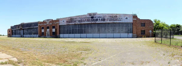 Floyd Bennett Field Césped Cubierto Hierba Hangar Abandonado Con Elementos —  Fotos de Stock