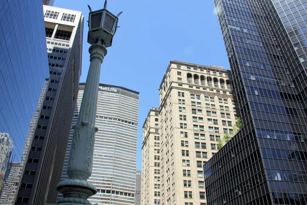 2022年6月5日 位于美国纽约州纽约市中城摩天大楼背景下的E40街Pershing广场上方的公园大道高架桥上的灯柱 — 图库照片