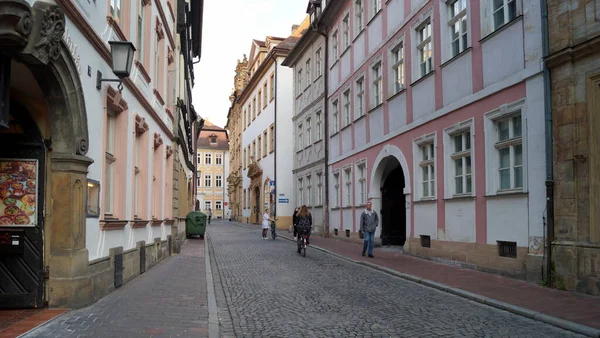 Σκηνή Στην Παλιά Πόλη Πλακόστρωτος Δρόμος Ιστορικά Σπίτια Μπάμπεργκ Γερμανία — Φωτογραφία Αρχείου