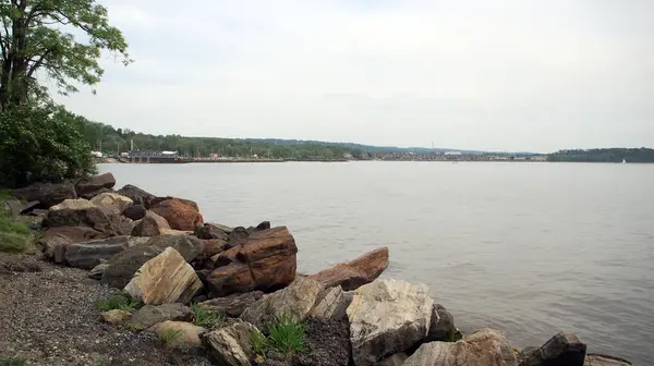Rough Stones Piled Water Edge Hudson River Στο Croton Landing — Φωτογραφία Αρχείου