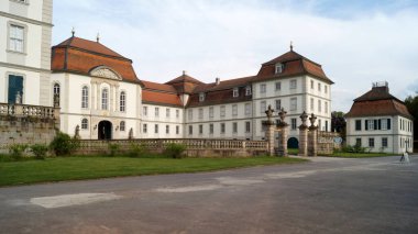 Schloss Fasanerie, 1700 'lerden kalma saray kompleksi, Fulda yakınlarında, ana giriş kapısı, Eichenzell, Almanya - 10 Mayıs 2022