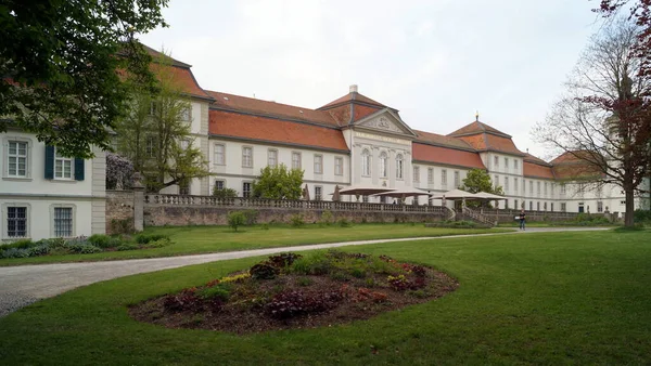 1700からの宮殿複合体であるSchloss Fasanerie Fuldaの近く ガーデンウィング 早朝の夕景 パノラマショット Eichenzell ドイツ 2022年5月10日 — ストック写真