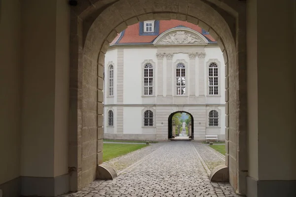 1700の宮殿複合施設であるSchloss Fasanerieは フルダの近くにあり 家庭の庭から内部の裁判所 Eichenzell ドイツ 2022年5月10日までの門を通って見えます — ストック写真