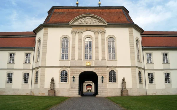 1700からの宮殿複合施設Schloss Fasanerie Fuldaの近く 中庭への通路を持つ中央ホール Eichenzell ドイツ 2022年5月10日 — ストック写真