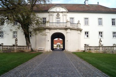 Schloss Fasanerie, 1700 'lerden kalma saray kompleksi, Fulda yakınlarında, iç avlu, evin kapısı, Eichenzell, Almanya - 10 Mayıs 2022