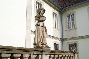 Meyve sepetli köylü kızı, iç avluda barok heykel, Schloss Fasanerie, 1700 'lerden kalma saray kompleksi, Fulda, Eichenzell, Almanya - 10 Mayıs 2022