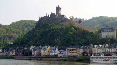 Moselle Nehri, tepe üstü İmparatorluk Kalesi 'ne bakan şehir ve çevre manzarası, Cochem, Almanya - 4 Mayıs 2022