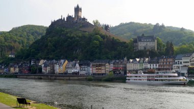 Moselle Nehri, tepe üstü İmparatorluk Kalesi 'ne bakan şehir ve çevre manzarası, Cochem, Almanya - 4 Mayıs 2022