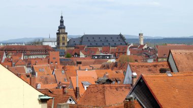 Merkezdeki St. Martin Kilisesi 'nin çatıları, çatıları ve çan kulesi, Bamberg, Almanya - 29 Nisan 2022