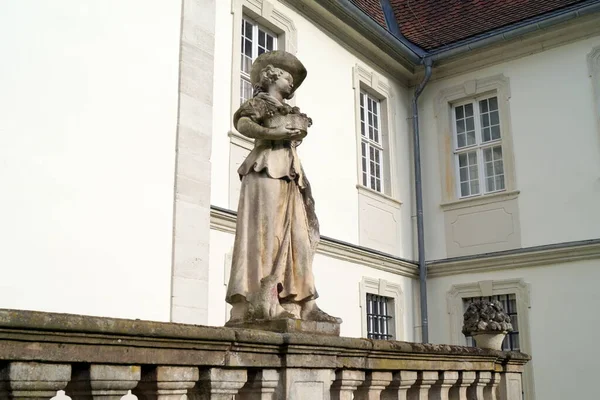 Peasant Girl Fruit Basket Baroque Sculpture Inner Courtyard Schloss Fasanerie — Foto de Stock