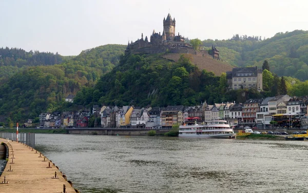 Moselle River Hilltop Imperial Castle Overlooking Town Surrounding Landscape View — 图库照片